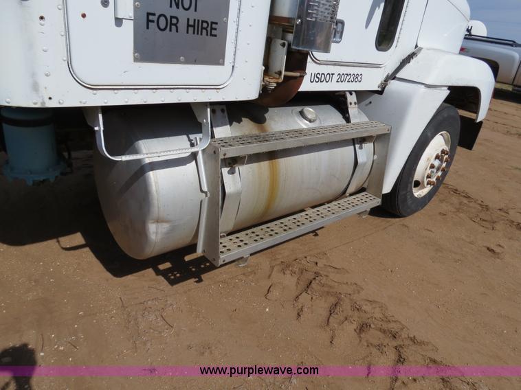 image for item B4724 1990 Freightliner FLD120 semi truck