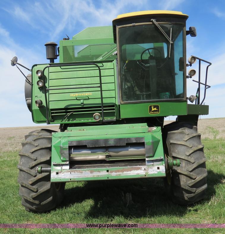image for item B4729 1983 John Deere 7720 combine