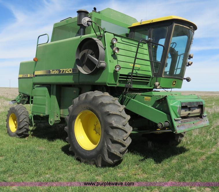 image for item B4729 1983 John Deere 7720 combine