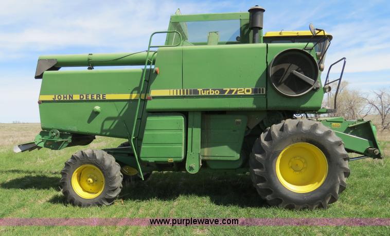 image for item B4729 1983 John Deere 7720 combine