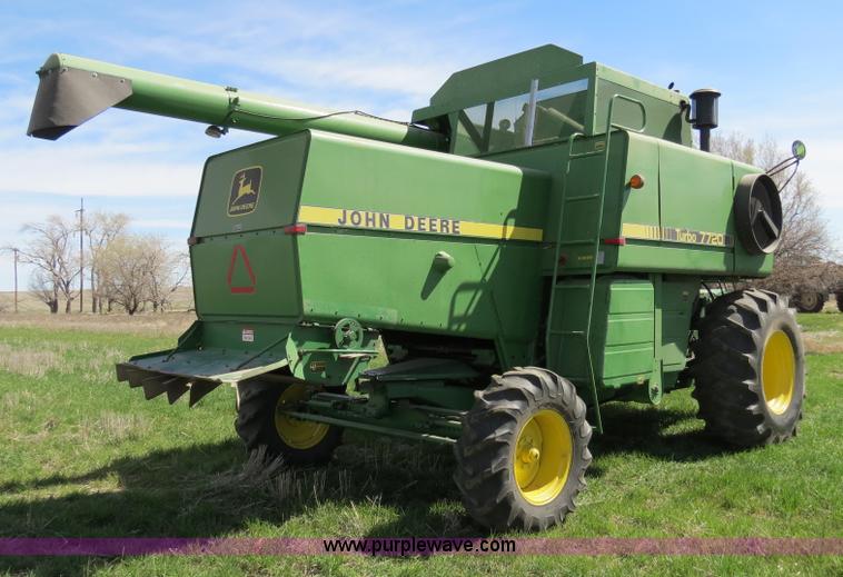 image for item B4729 1983 John Deere 7720 combine