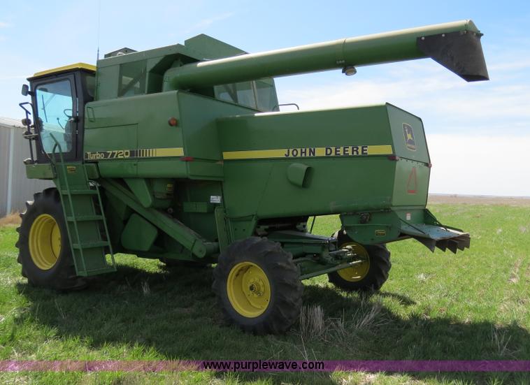 image for item B4729 1983 John Deere 7720 combine