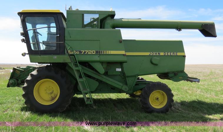 image for item B4729 1983 John Deere 7720 combine