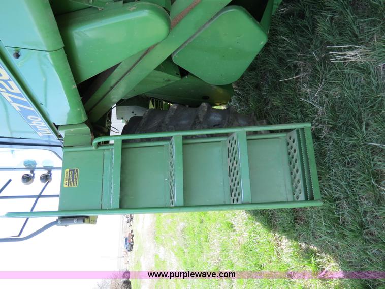 image for item B4729 1983 John Deere 7720 combine