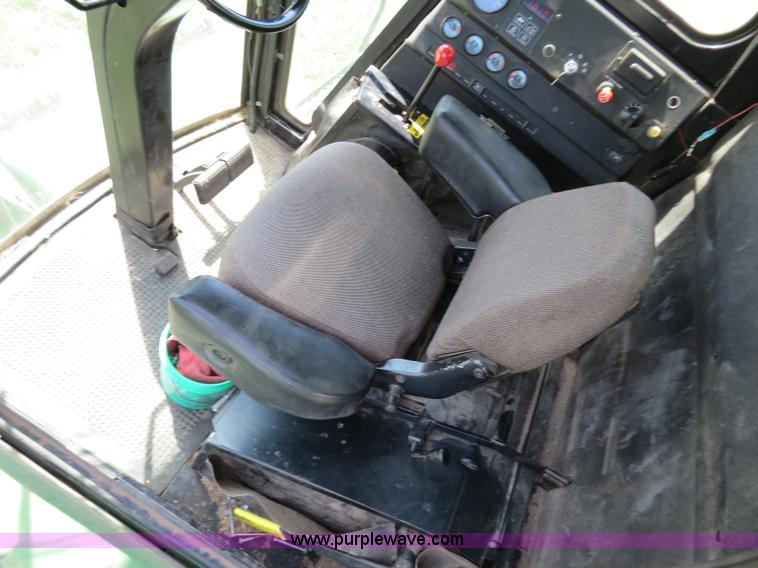 image for item B4729 1983 John Deere 7720 combine