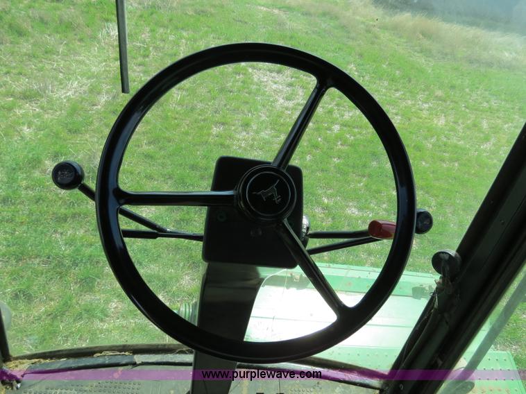 image for item B4729 1983 John Deere 7720 combine