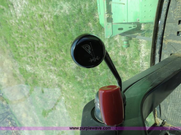 image for item B4729 1983 John Deere 7720 combine