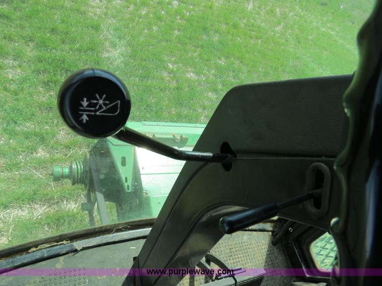 image for item B4729 1983 John Deere 7720 combine