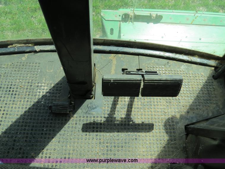 image for item B4729 1983 John Deere 7720 combine