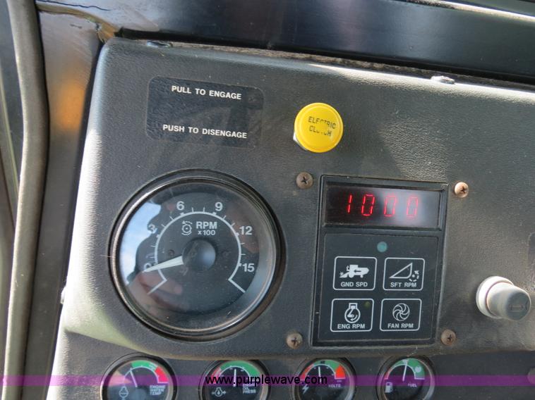 image for item B4729 1983 John Deere 7720 combine