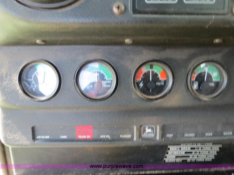 image for item B4729 1983 John Deere 7720 combine