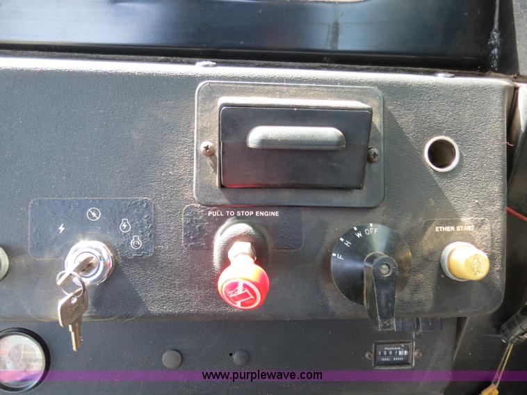 image for item B4729 1983 John Deere 7720 combine