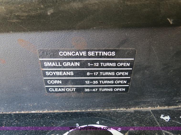 image for item B4729 1983 John Deere 7720 combine