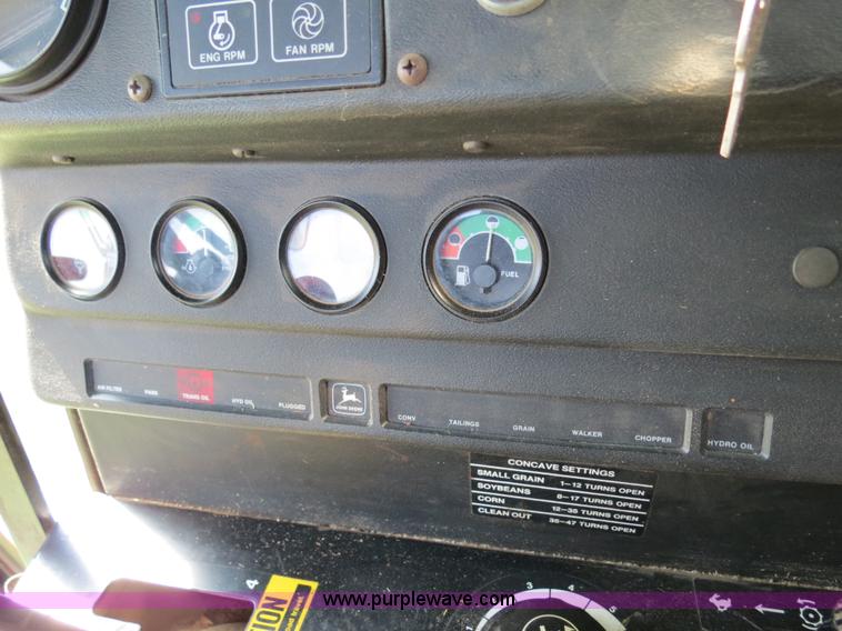 image for item B4729 1983 John Deere 7720 combine