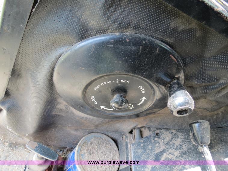 image for item B4729 1983 John Deere 7720 combine