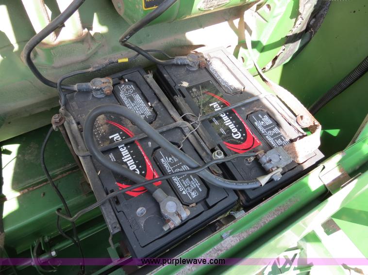 image for item B4729 1983 John Deere 7720 combine