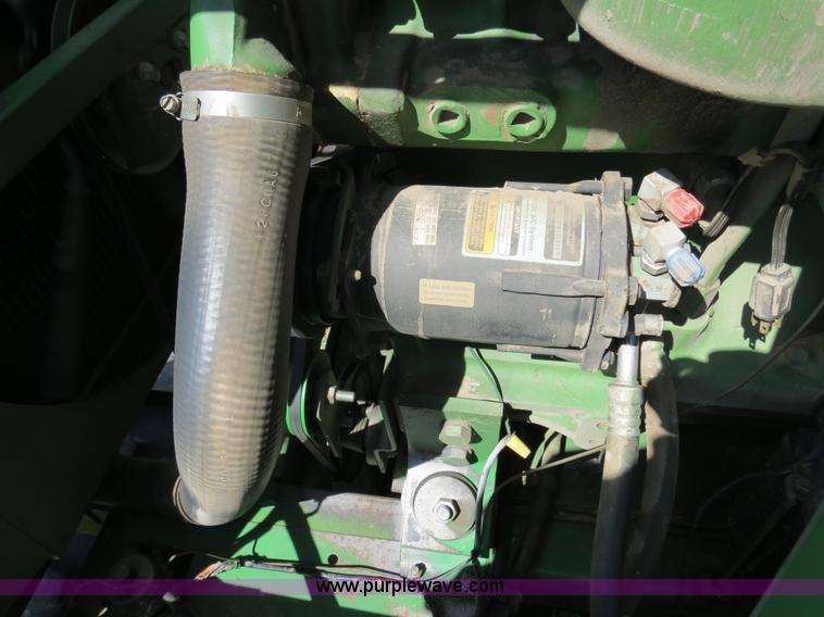 image for item B4729 1983 John Deere 7720 combine