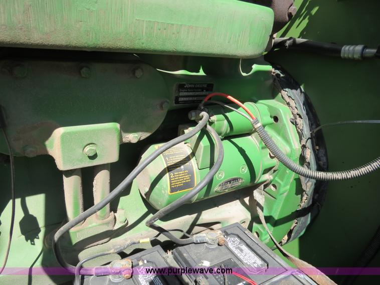 image for item B4729 1983 John Deere 7720 combine