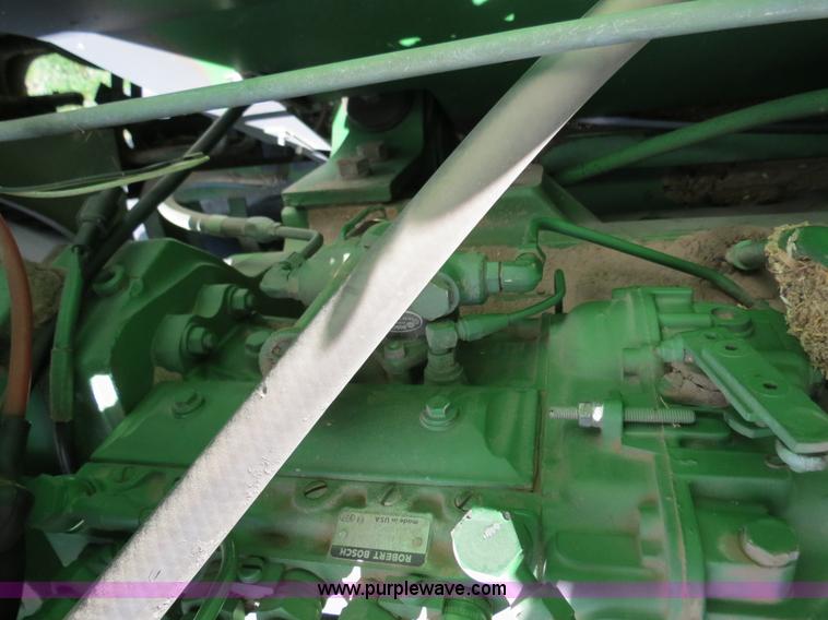 image for item B4729 1983 John Deere 7720 combine