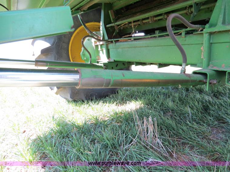 image for item B4729 1983 John Deere 7720 combine