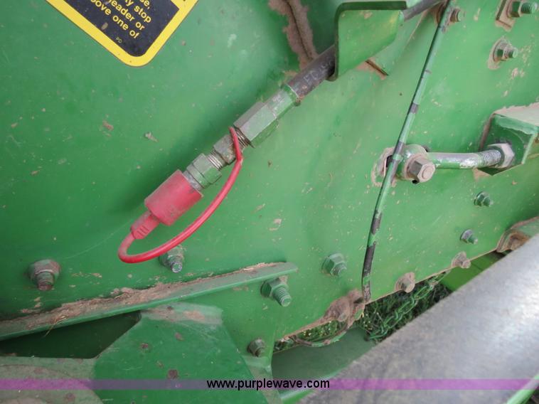 image for item B4729 1983 John Deere 7720 combine