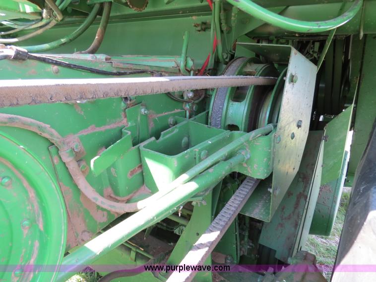 image for item B4729 1983 John Deere 7720 combine