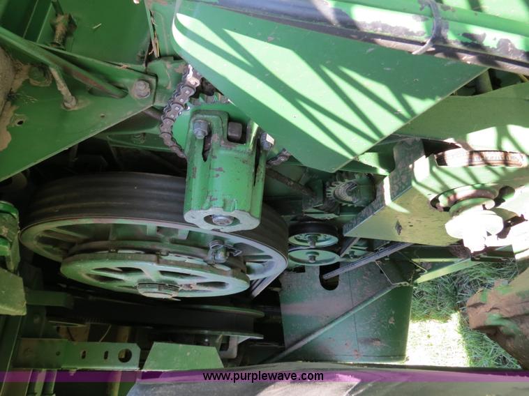 image for item B4729 1983 John Deere 7720 combine