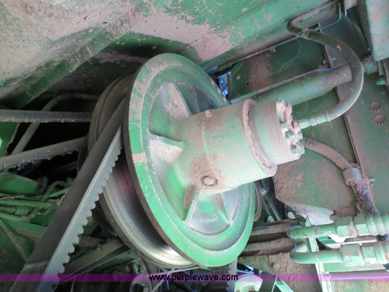 image for item B4729 1983 John Deere 7720 combine