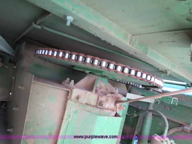 image for item B4729 1983 John Deere 7720 combine