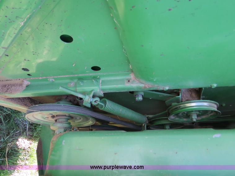 image for item B4729 1983 John Deere 7720 combine