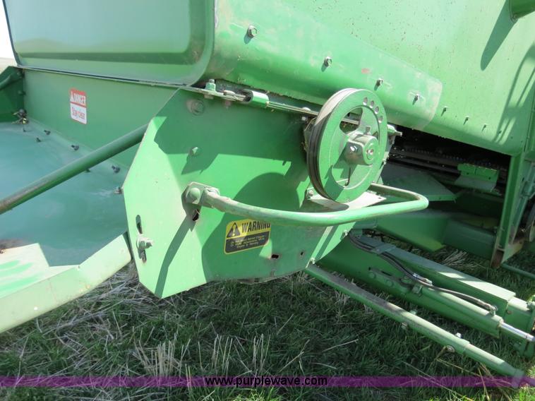 image for item B4729 1983 John Deere 7720 combine