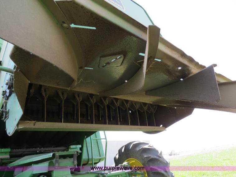 image for item B4729 1983 John Deere 7720 combine