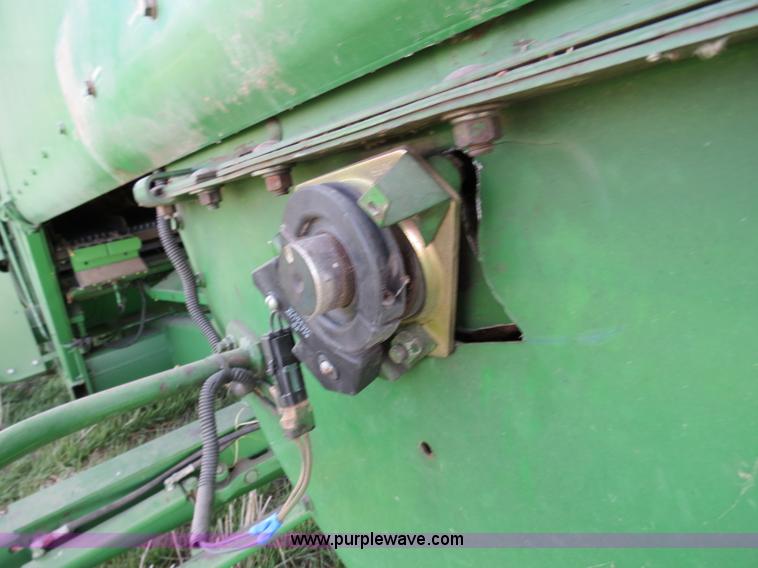 image for item B4729 1983 John Deere 7720 combine