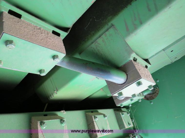 image for item B4729 1983 John Deere 7720 combine