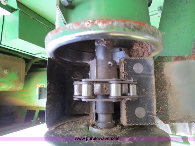 image for item B4729 1983 John Deere 7720 combine