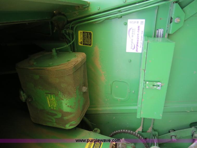 image for item B4729 1983 John Deere 7720 combine