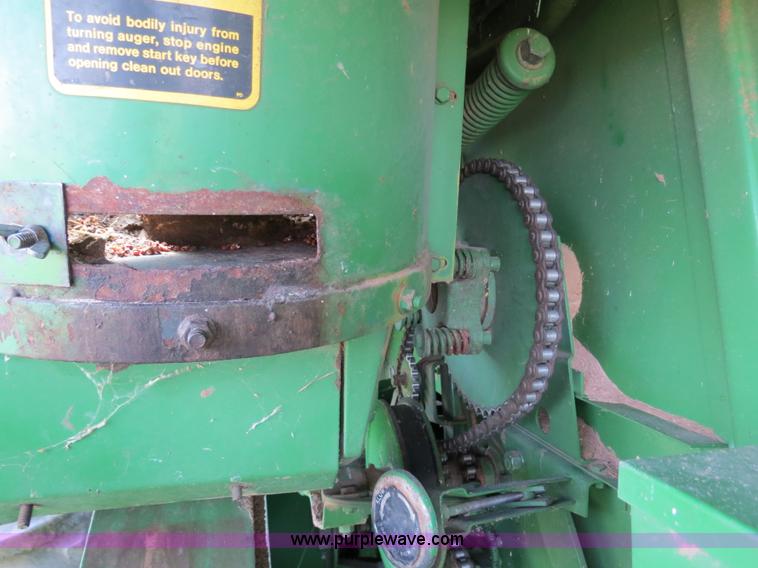 image for item B4729 1983 John Deere 7720 combine