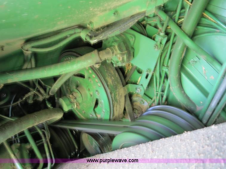 image for item B4729 1983 John Deere 7720 combine