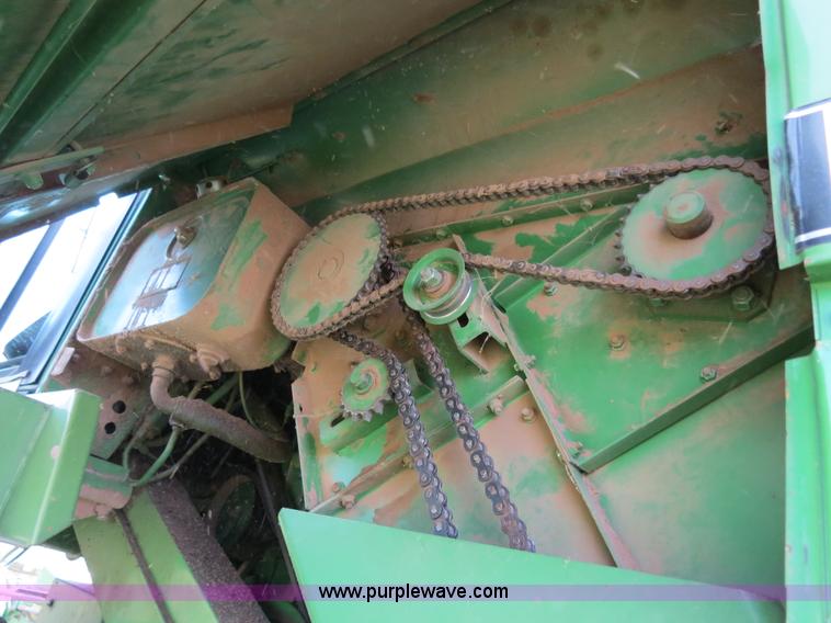 image for item B4729 1983 John Deere 7720 combine