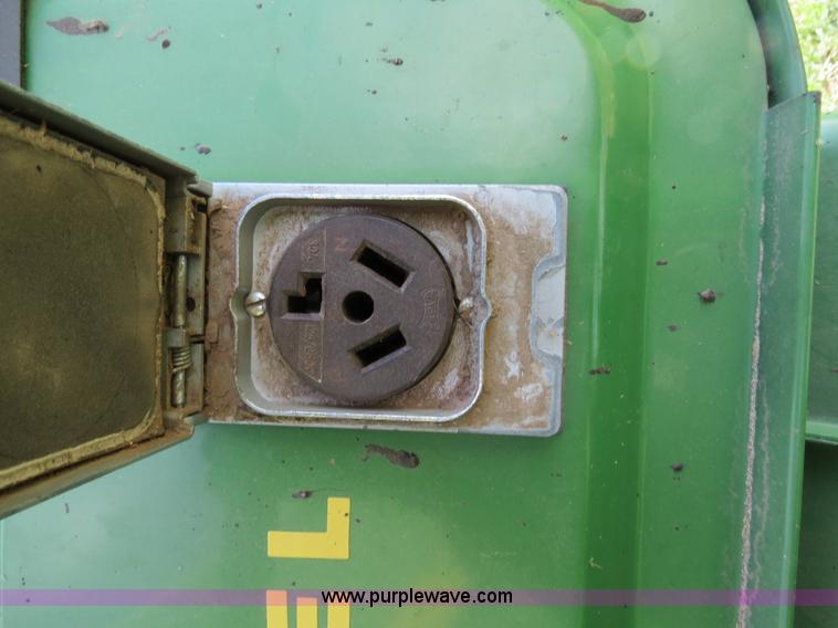 image for item B4729 1983 John Deere 7720 combine