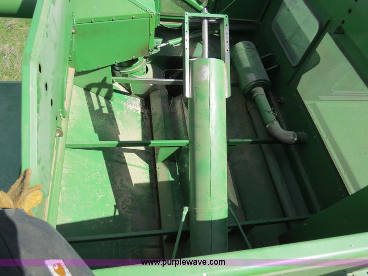 image for item B4729 1983 John Deere 7720 combine