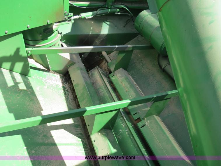 image for item B4729 1983 John Deere 7720 combine