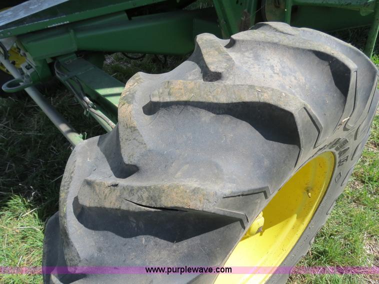 image for item B4729 1983 John Deere 7720 combine