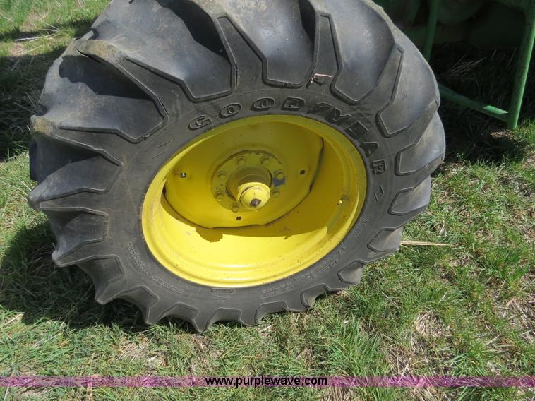 image for item B4729 1983 John Deere 7720 combine