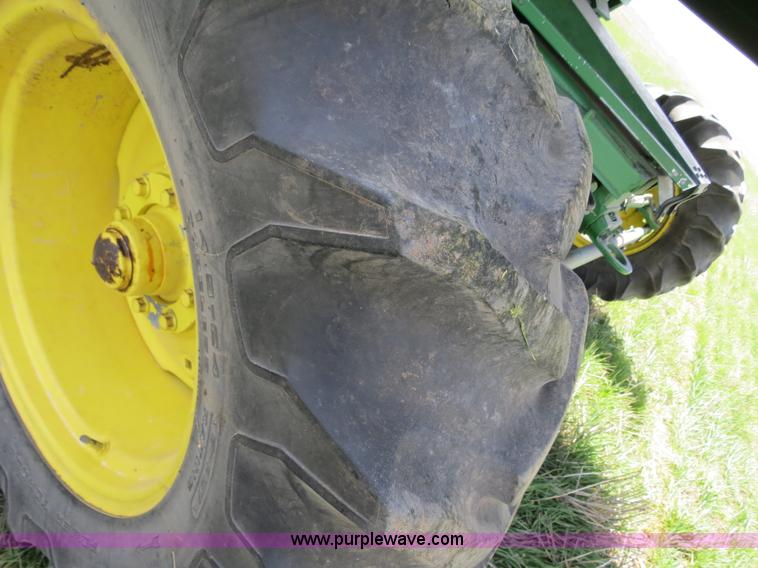 image for item B4729 1983 John Deere 7720 combine