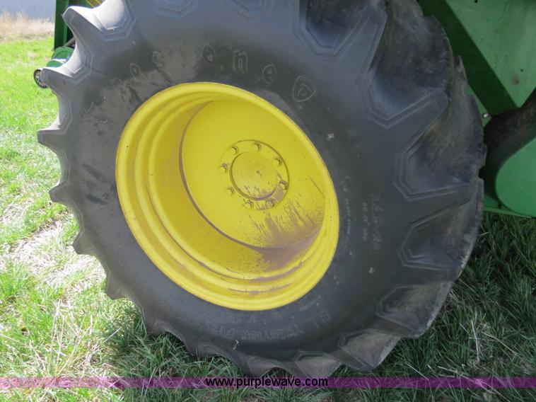 image for item B4729 1983 John Deere 7720 combine