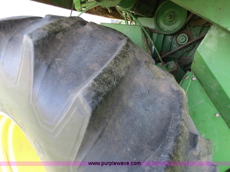 image for item B4729 1983 John Deere 7720 combine