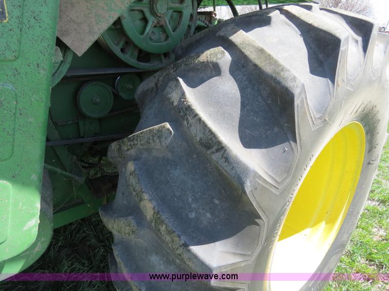 image for item B4729 1983 John Deere 7720 combine