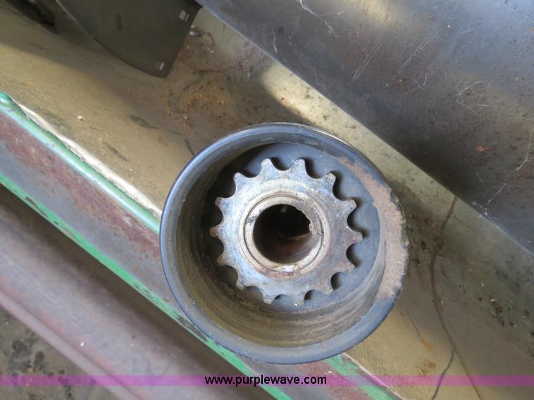 image for item B4731 1983 John Deere 224 24' rigid platform header