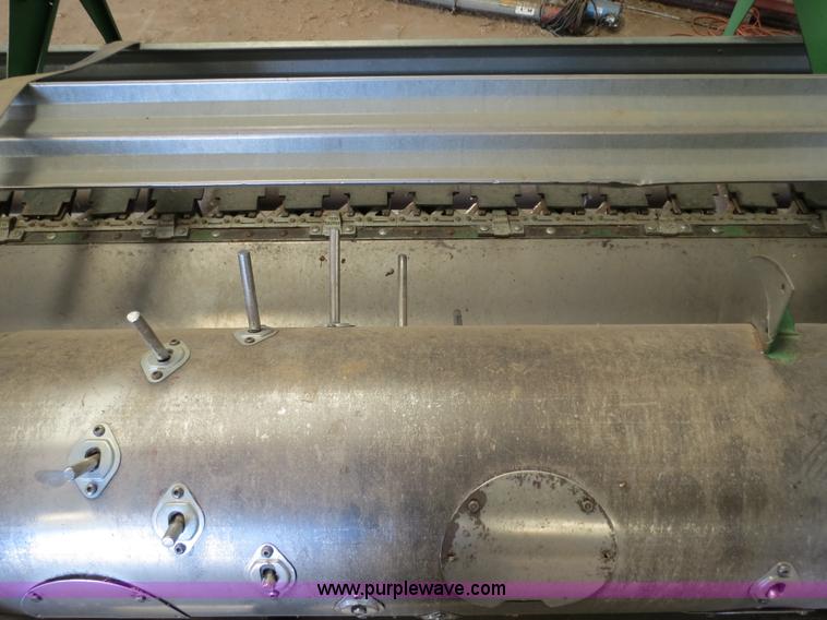 image for item B4731 1983 John Deere 224 24' rigid platform header